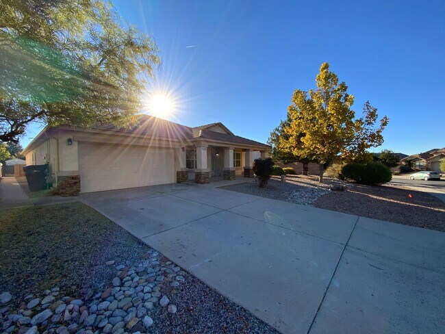 Foto del edificio - 4 Bedroom Single Story Home Available in C...