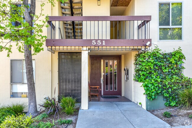 Entrada del edificio - 551 Jean St