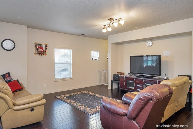 Building Photo - Spectacular 3BD Condo | Near Intel | Walk to MAX Station | Free High-Speed Internet | Water/Sewer...
