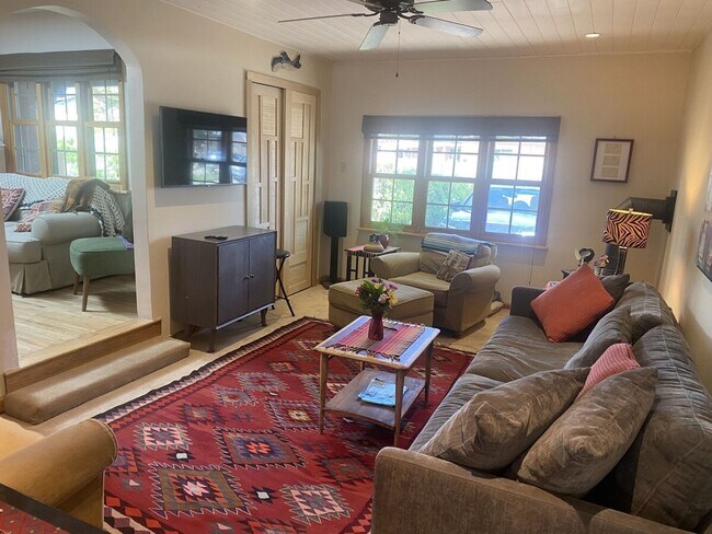 Foto del edificio - Unfurnished or Furnished - Santa Fe Style House & Studio on Rio Vista St.