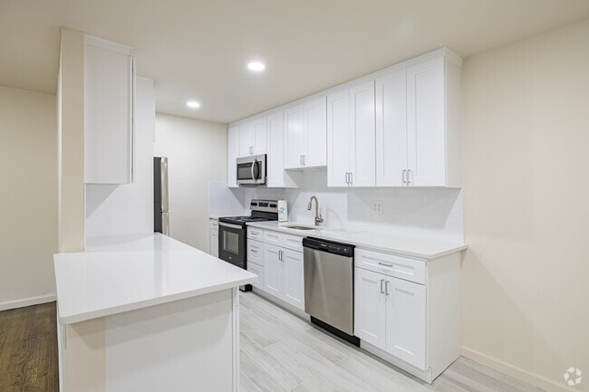 1BR, 1BA - 555SF - Kitchen - Model B - Nieuw Amsterdam Village