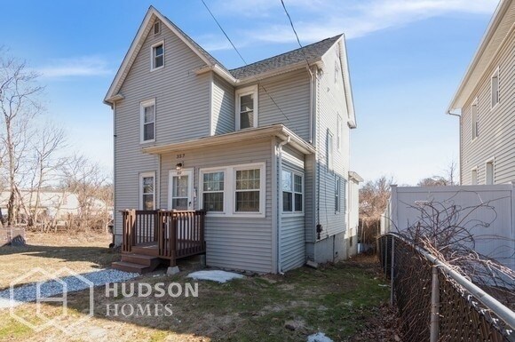 Building Photo - 357 Colony St