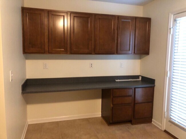 Building Photo - Nice 2 bedroom 2.5 bath Townhome