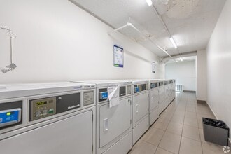 Building Photo - 230 Oak St