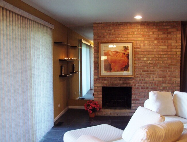 Foto del edificio - 5501 Lakeside Dr