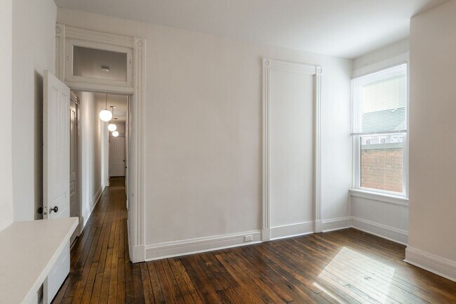 Building Photo - Large One Bedroom