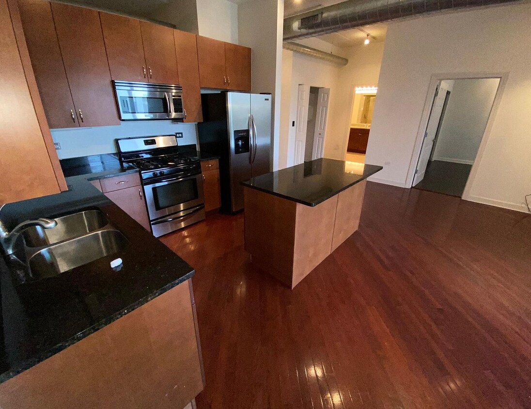 Foto principal - 3125 W Fullerton Ave