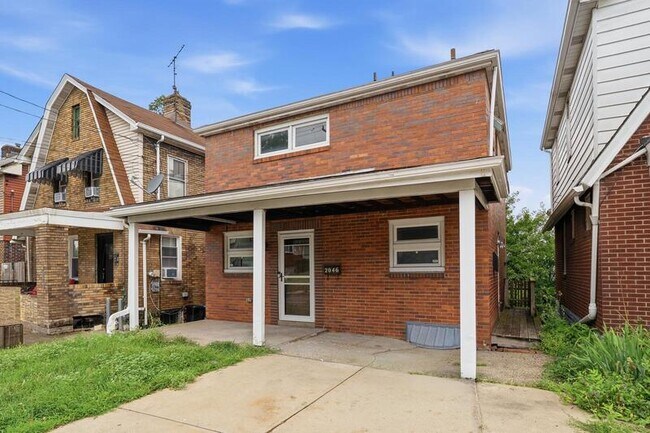 Foto del edificio - 2046 Pioneer Ave