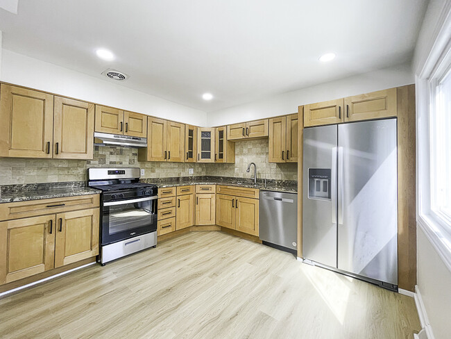 Building Photo - 623 Maple Ct