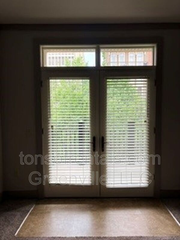 Foto del edificio - 98 E McBee Ave.