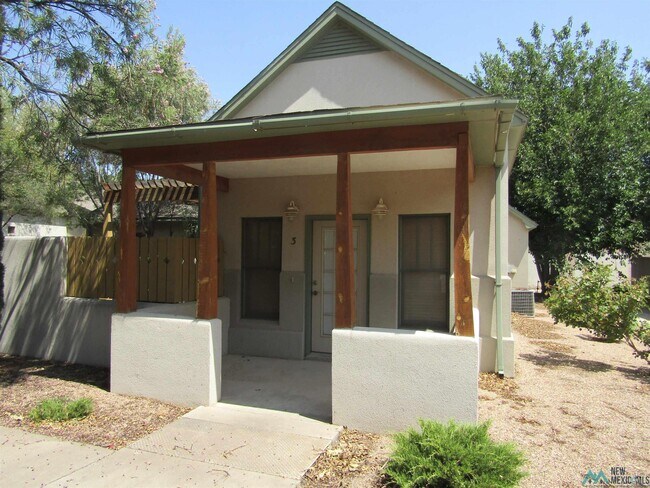 Building Photo - 406 W Richardson Ave