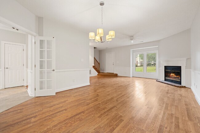 Building Photo - Charming Townhome in Desirable Woodcroft F...