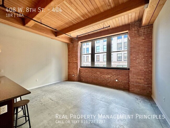 Building Photo - 1 Month's Free Rent! Gorgeous, Unfurnished...