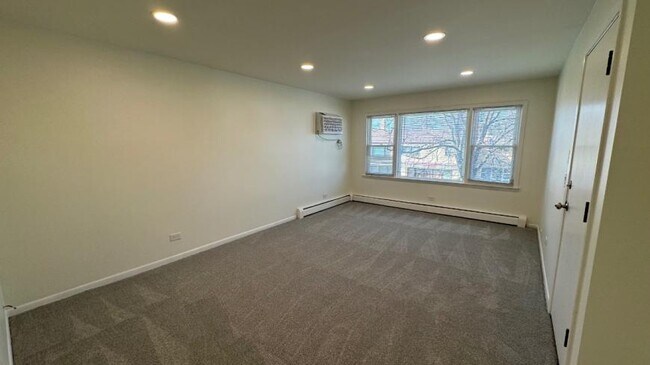 Foto del edificio - 3 bedroom in CHICAGO IL 60630
