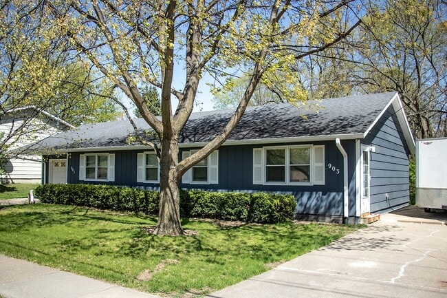 Building Photo - 905 N Roche St