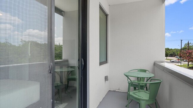 Foto del edificio - 5515 Humming Bird Ln