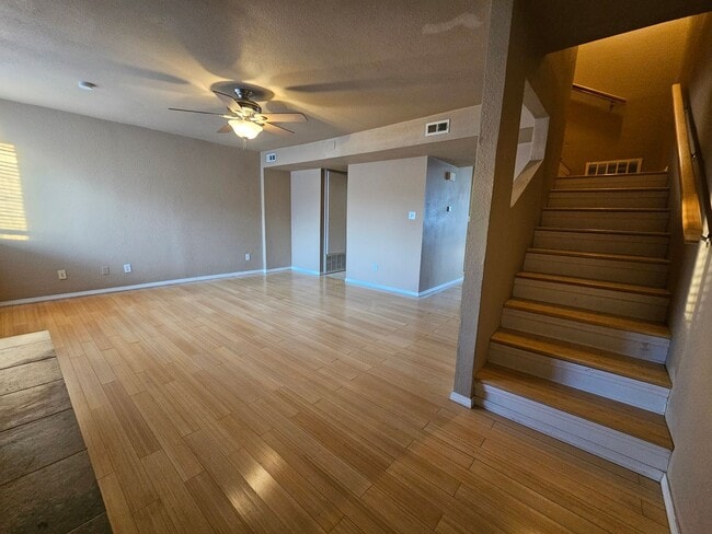 Building Photo - (2) Bed/(2.5) Bath Townhome Avail Now! Pool Access!