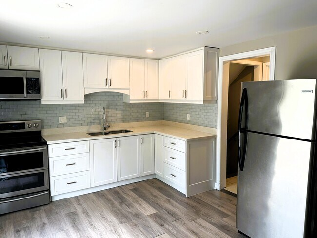 Building Photo - Spacious Basement Apartment (2 Bed, 1 Bath...