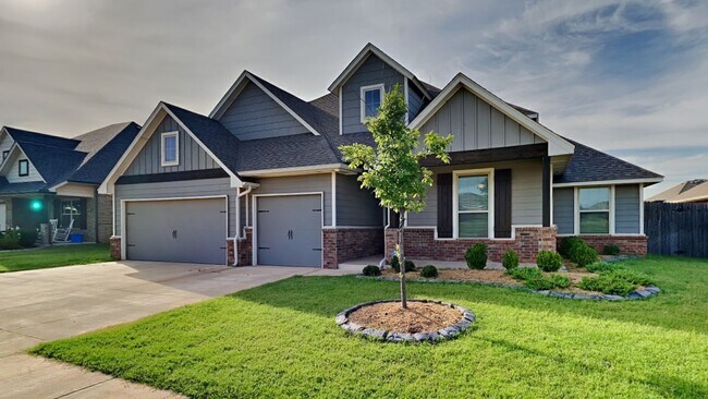 Building Photo - Magnificently Beautiful 4 Bedroom 3 Bathro...