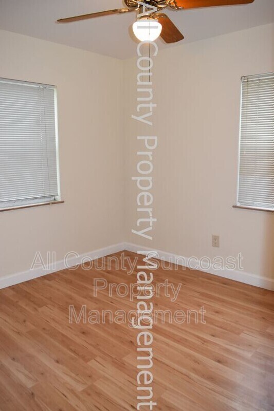 Building Photo - 1611 Canterbury Rd N