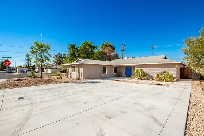 Building Photo - 304 E Balboa Dr
