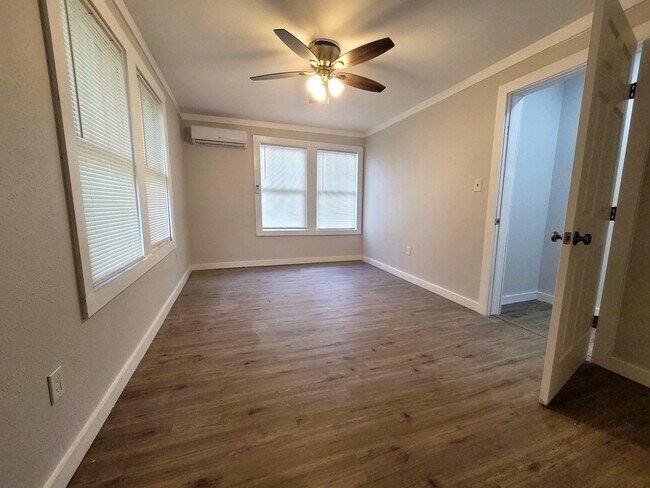 Foto del edificio - 307 W Adams St