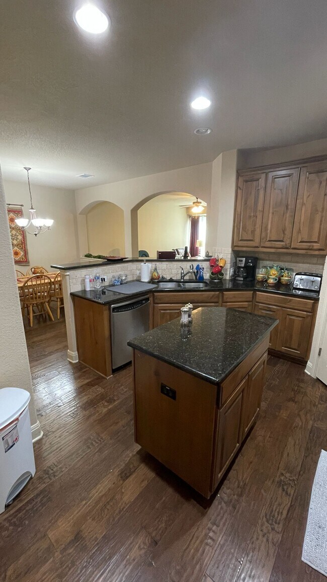 Building Photo - 15321 Glen Heather Dr