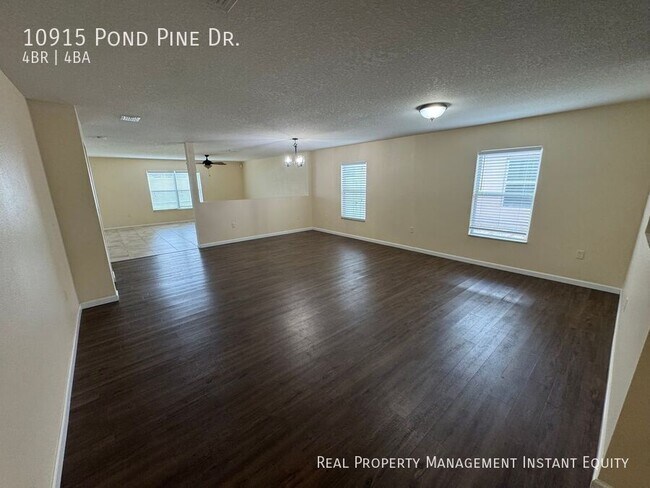 Foto del edificio - 10915 Pond Pine Dr