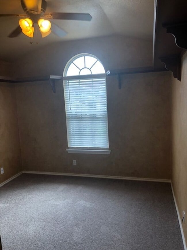 Building Photo - Beautiful home in gated community