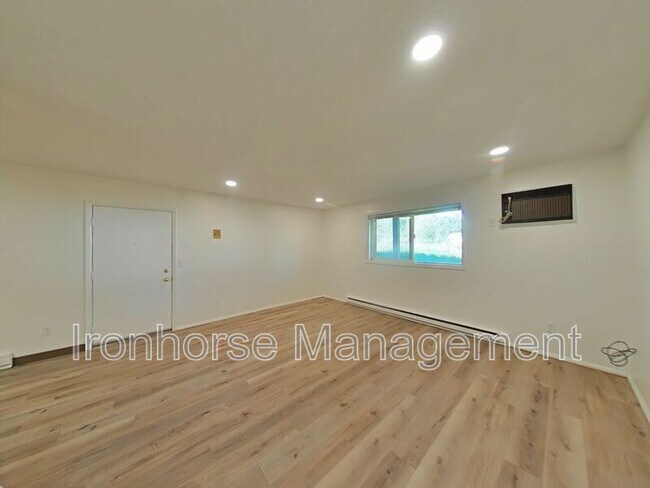Building Photo - 809 W Villard St