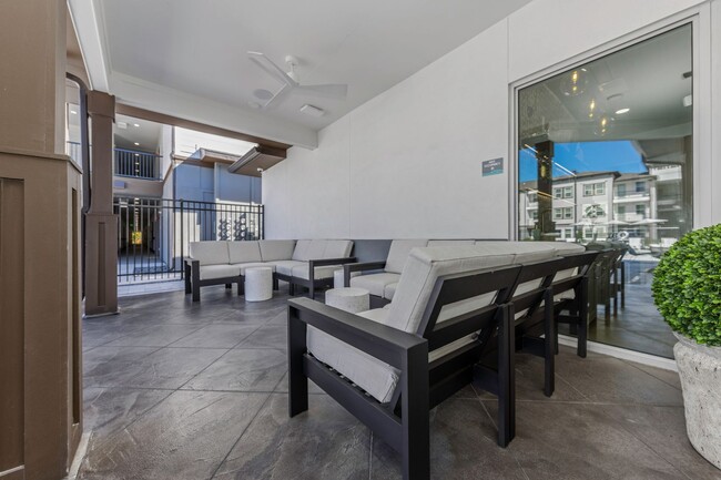 Interior Photo - Everest Largo Apartments