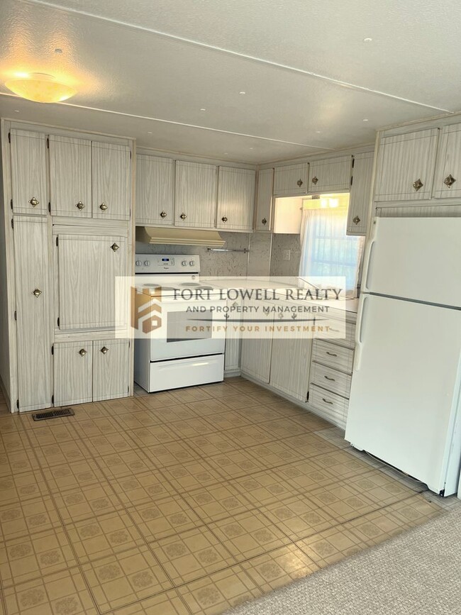 Building Photo - 2 bed/1 Bath with Washer & Dryer