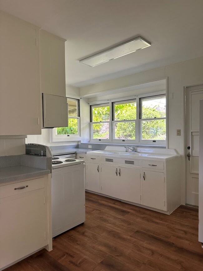 Building Photo - Spacious 2 bedrooms, 1 bath with parking