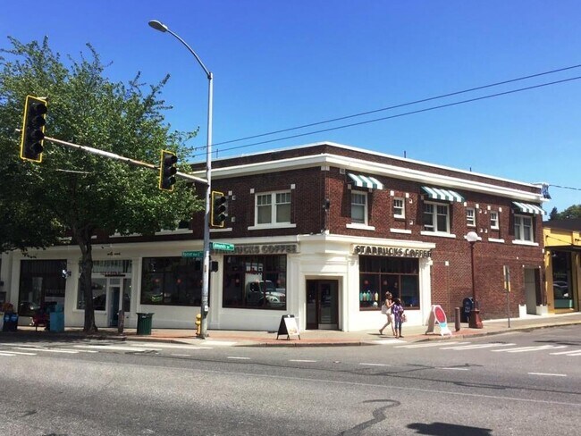 Frente del edificio. - Apartments en planta superior - 3804 S Edmunds St