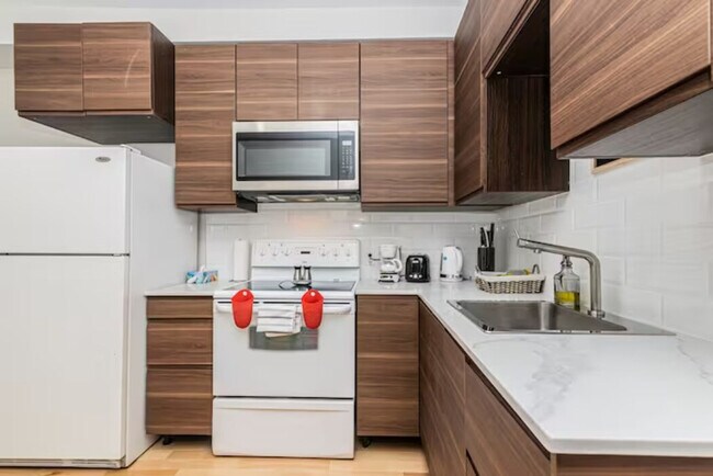 Building Photo - 4299 Rue Saint-Antoine O