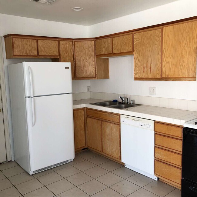 Building Photo - 2541 E Ambush St