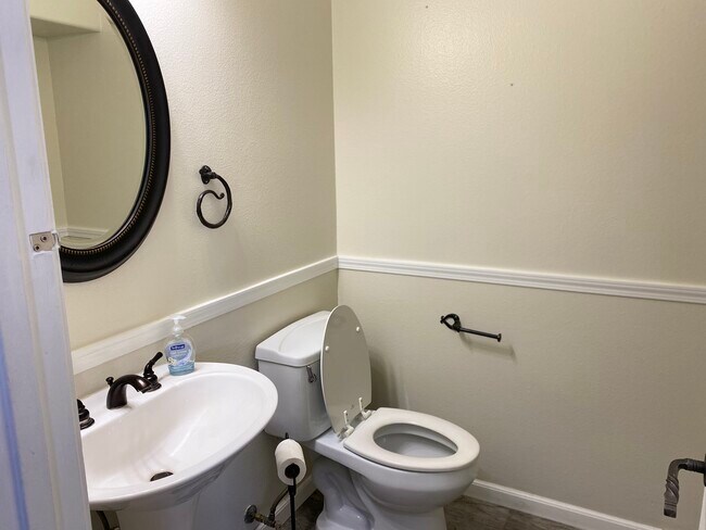 Building Photo - 27019 Karns Ct