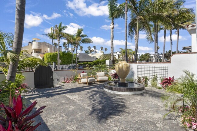Building Photo - Experience Luxury at Windansea Beach: with...