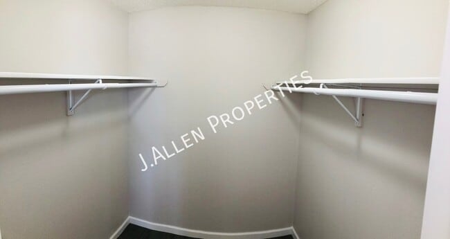 Building Photo - 1805 Parker Cir