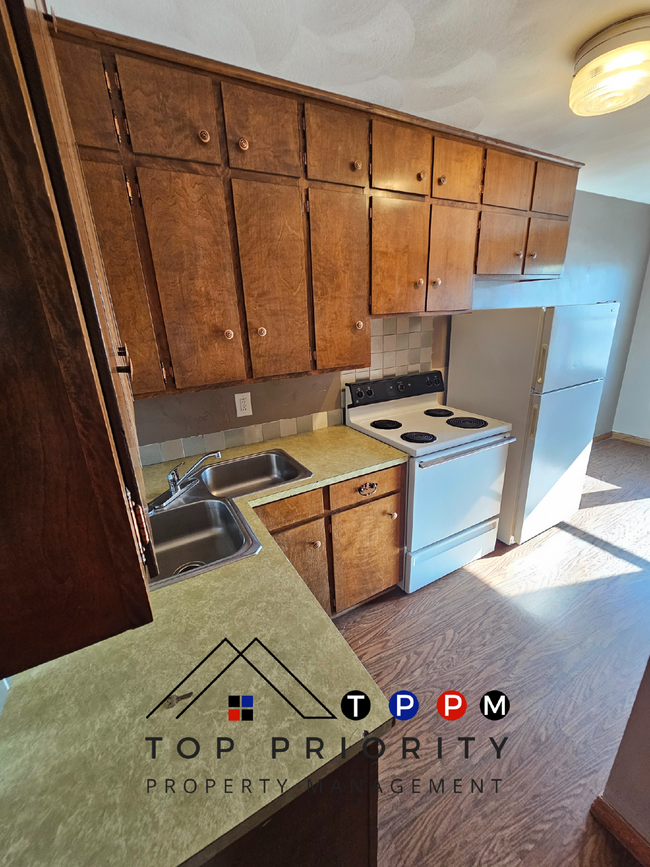 Building Photo - 2 Bedroom | 1 Bathroom Upper-Level Unit in...