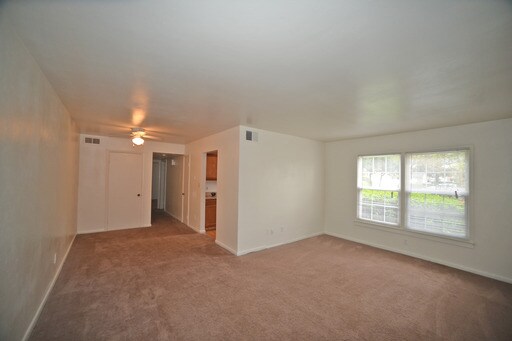 Building Photo - 110 Williamsburg Dr