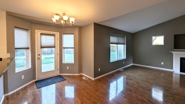 Building Photo - 3bd/2.5ba Everett Home