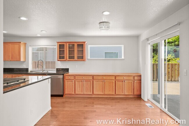 Building Photo - Beautiful 4 Bedrm 3 Bath Single Family Hom...