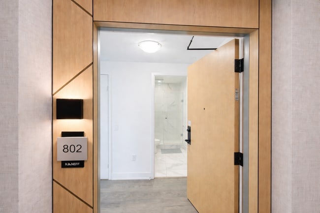 Photo du bâtiment - 202 Burnhamthorpe Rd E