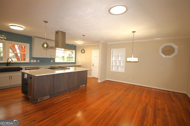 Building Photo - 2152 Tanglewood Rd