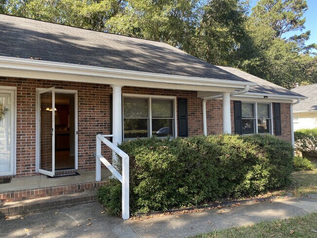 Foto del edificio - Spacious 2-Bed, 2-Bath Home in Simpsonvill...