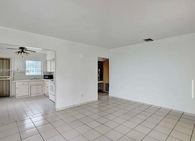 Foto del edificio - 831 NW 21st Ct