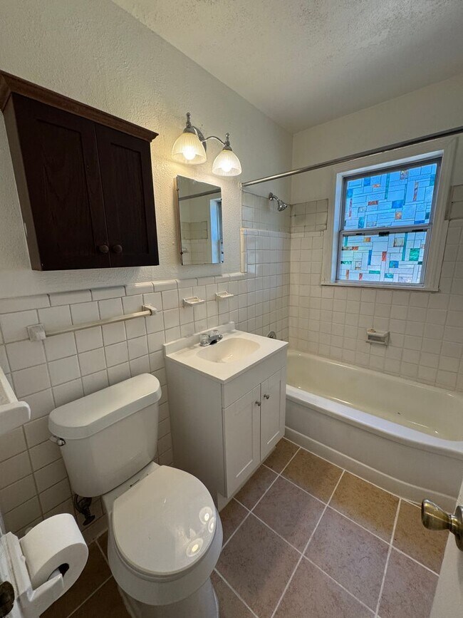 Building Photo - Newly remodeled 2 bed 1 bath walking dista...