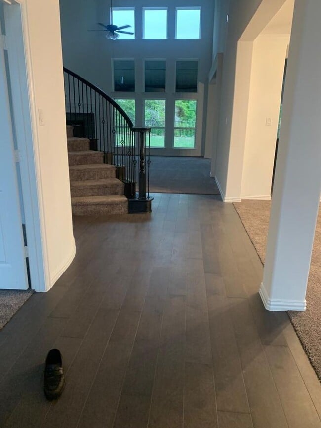 Building Photo - Large home in NorthLake Estates, Little El...