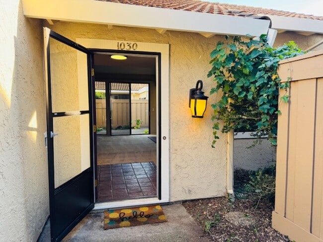 Building Photo - Wonderful, single level townhome w/attached garage available for move-in now!